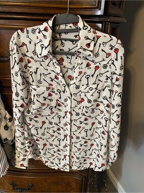 Express heart and key print portofino blouse